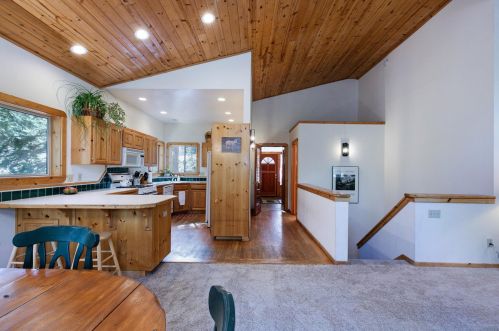 13552 Pathway Ave, Truckee CA  96161-6219 exterior