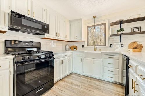 35 Nancy Dr, Wapping CT  06074-4244 exterior