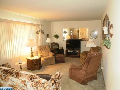 217 42nd St, Hibbing, MN 55746-3234