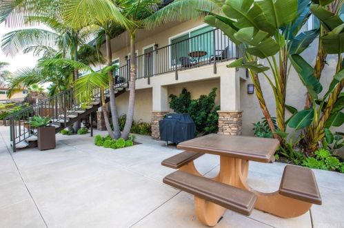 405 Myers St, Oceanside, CA 92054-2909