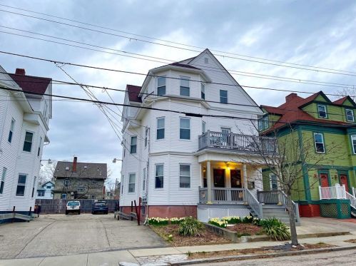 228 Pleasant St, Providence, RI 02906-1628