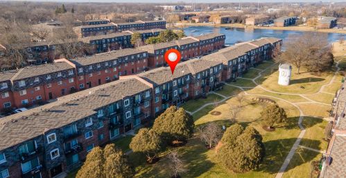 9381 Bay Colony Dr, Des Plaines IL  60016-3752 exterior