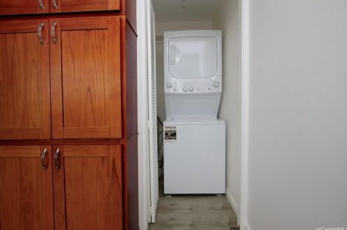 2085 Ala Wai Blvd, Honolulu HI  96815-2149 exterior