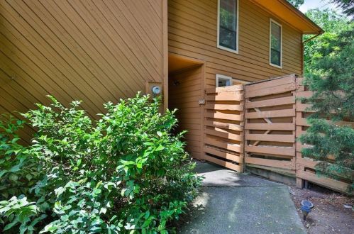 846 Lake Hollow Blvd, Marietta, GA 30064-3947