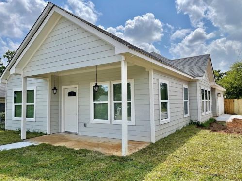 2000 Langston St, Fort Worth, TX 76105-3621