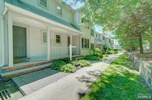 477 Undercliff Ave, Edgewater, NJ 07020-1282