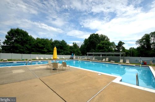 1 Shirley Ln, Trenton NJ 08648 exterior