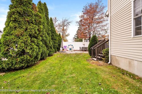 125 Shoreland Ter, Middletown NJ  07748-6212 exterior
