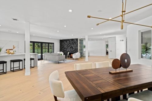 3701 Royal Woods Dr, Van Nuys CA  91403-4217 exterior
