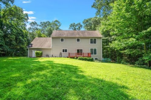 21 Rose Ln, East Lyme, CT 06333-1645