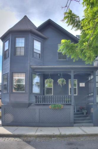 23 Mount Vernon St, Middletown, RI 02840-2955