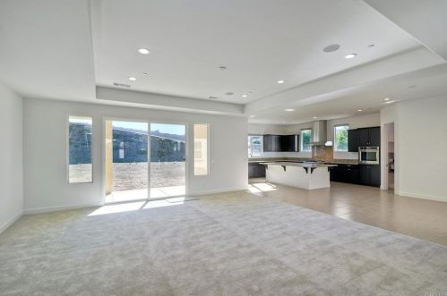 1833 Sugarbush Dr, Vista CA 92084 exterior