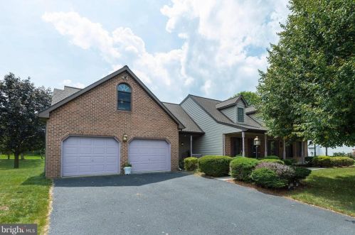 2616 Standardbred Dr, Lancaster, PA 17603-4161