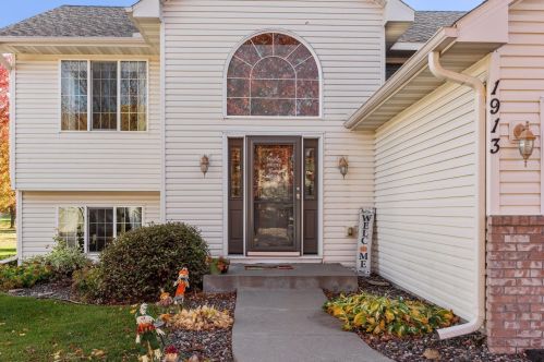 1913 Fountain Ln, Minnetrista, MN 55387