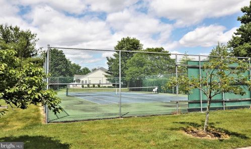 6 Hummingbird Dr, Trenton NJ  08690-3557 exterior