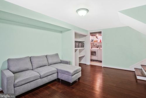 7604 Gresham St, Springfield VA  22151-2933 exterior
