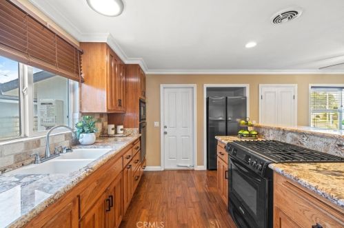 6562 Meath Cir, Huntington Beach CA  92647-3131 exterior