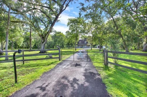 411 County Road 28, Angleton TX 77515-9420 exterior