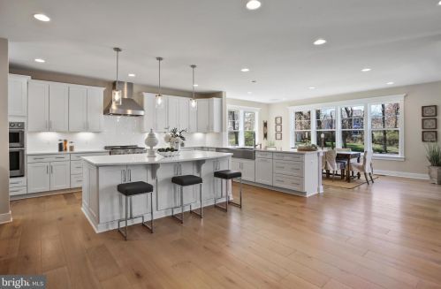 12658 Popes Head Rd, Clifton, VA 20124-1322