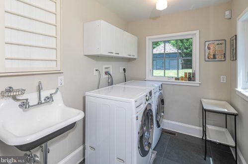 19 Greenhouse Dr, Princeton NJ  08540-4801 exterior