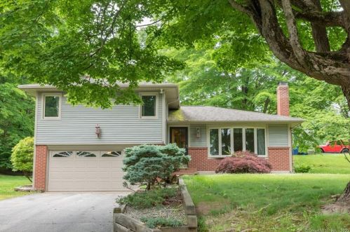 3 Laurel Glen Dr, East Hampton, CT 06424-1010