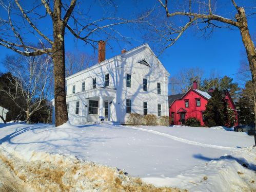 49 Knox St, Thomaston, ME 04861-3707