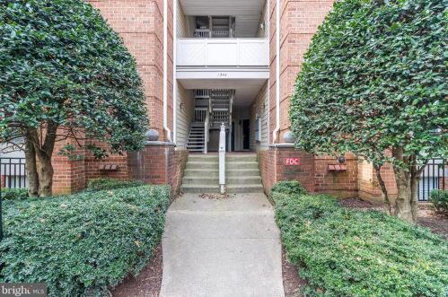 1344 Garden Wall Cir, Herndon, VA 20194-2062