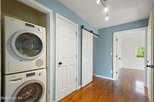 17 Circle Dr, Greenwich CT  06830-6737 exterior