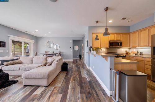 18 Rio Rapido Dr, Tracy, CA 95391-3034