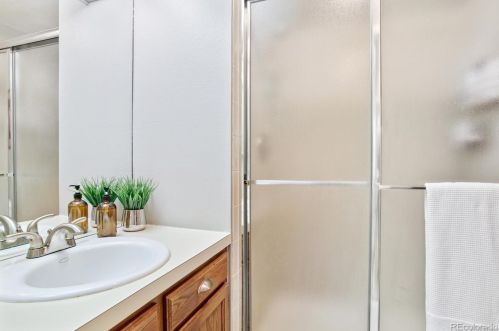 7166 Bentley Cir, Englewood CO 80112-1186 exterior