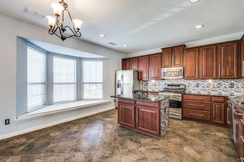 1558 Biltmore Ln, Irving TX  75063-3503 exterior