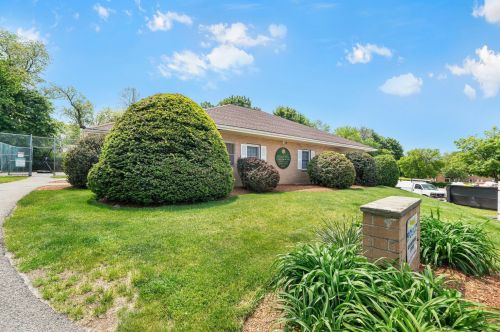 407 Elmwood Dr, Hudson NH  03051-3242 exterior