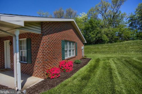 2 Mel Ron Ct, Carlisle, PA 17015-8413