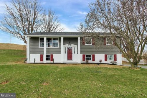 2110 Newville Rd, Carlisle, PA 17015-8957