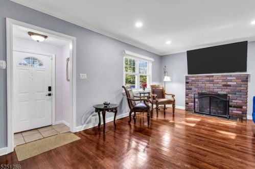 32 Sherwood Rd, Springfield, NJ 07081-2521