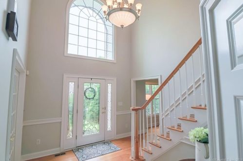 15 Wheatfield Cir, Huntington, CT 06484-2172