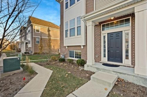 1461 Charles Ave, Naperville, IL 60563
