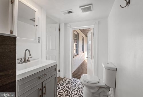 112 Lawrence St, Charles Town WV 25414-1514 exterior