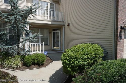 27 Persimmon Ln, Holmdel Village, NJ 07733-2768