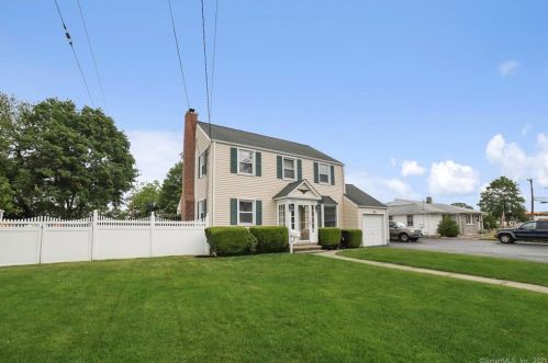 15 Housatonic Dr, Milford, CT 06460-5033