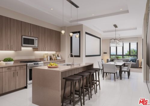 7327 Hazeltine Ave, Van Nuys, CA 91405-2410