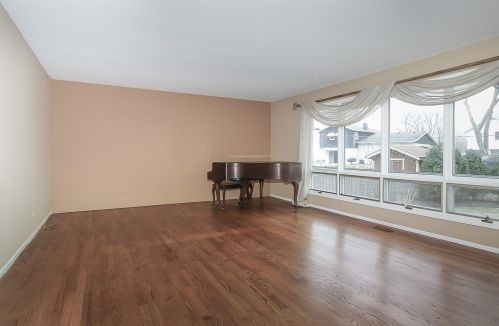 329 Bennett Ln, Des Plaines, IL 60016-2408