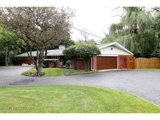 305 Briarwood Ln, Palatine, IL 60067-7701
