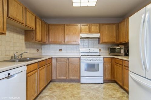 554 Chestnut Dr, Oswego, IL 60543-9811
