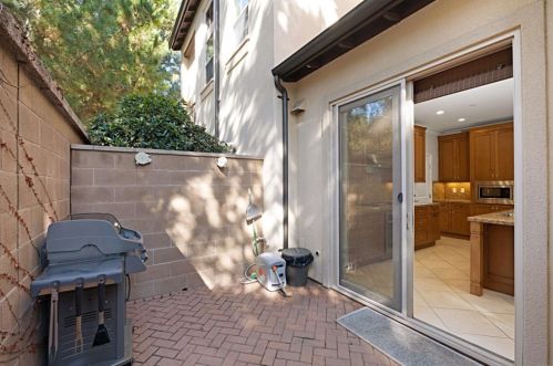 210 Kempton, Irvine CA  92620-2154 exterior