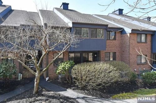 113 Indian Hollow Ct, Mahwah, NJ 07430-2242