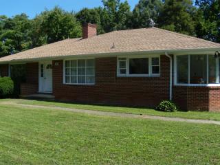 3800 Smith Mountain Lake Pkwy, Huddleston, VA 24104-3709