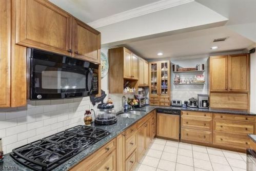 2329 Knapp Dr, Rahway, NJ 07065-3731