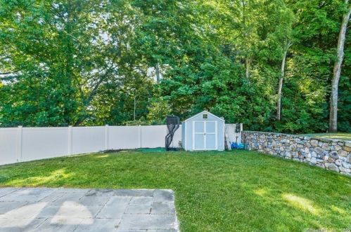 10 Harvann Rd, Norwalk CT  06850-1905 exterior