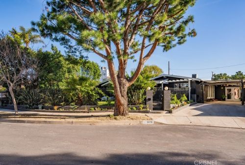 8010 Crosnoe Ave, Van Nuys CA  91402-5529 exterior